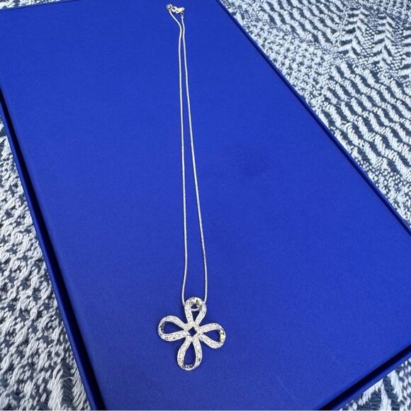 Vintage Elegant Silver Pendant Necklace - Picture 3 of 3